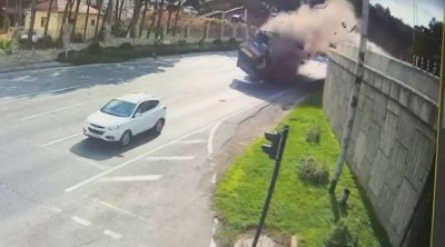 “KamAZ”ın maşının üstünə aşdığı an – FOTO