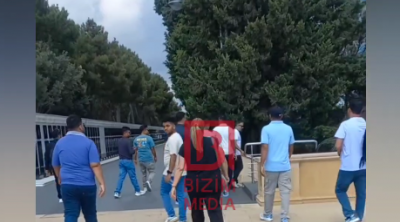 Bir qrup turist Şəhidlər Xiyabanında mahnı qoyub rəqs etdi – VİDEO