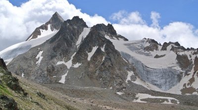 Belaruslu turist Elbrus dağında İTKİN DÜŞDÜ