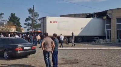 Goranboyda yük avtomobili obyektə çırpıldı