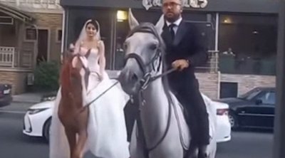 Bakıda bəylə gəlin toya at belində getdi – VİDEO