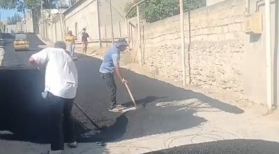Yemək ehsanı vermək əvəzinə küçəyə asfalt çəkdi - VİDEO