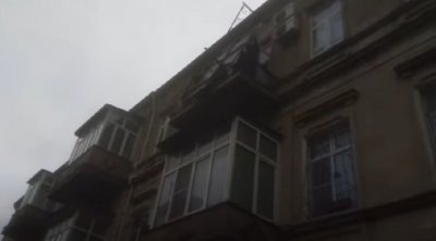 Yasamalda güclü külək binanın dam örtüyünü qopardı – VİDEO