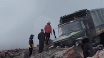 Elbrus dağında kanatın qırılması ilə 25 nəfərlik alpinist qrupu dərəyə düşdü - VİDEO