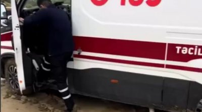 Çağırışa gedən təcili yardım maşını palçığa batdı - Video