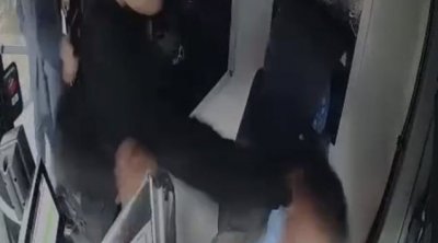 Bakıda sərnişin avtobus sürücüsünü döydü - VİDEO