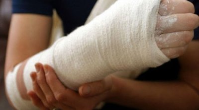 Bakıda gənc qadın zibilə görə qonşusunun qolunu QIRDI