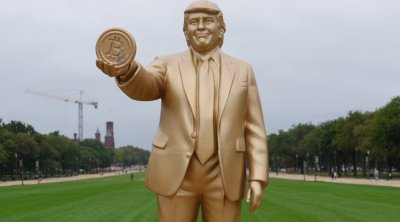 ABŞ-da Trumpın qızıl heykəli qoyuldu - Əlində Bitcoin var – FOTO