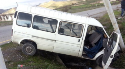 Gədəbəydə içində müəllimlərin olduğu mikroavtobus aşdı – 8 yaralı var