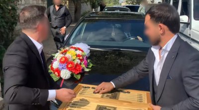 Gəlin maşınının qarşısını kəsib nərd oynadılar - Bəyin 4 dostu həbs edildi
