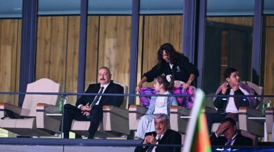 Mehriban xanım üşüyən qızın çiyninə ədyal örtdü -FOTO/VİDEO
