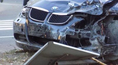 Bakıda “BMW” hasara çırpıldı - Ölən var