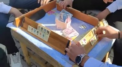 Bəyin dostları Okey masası ilə gəlin avtomobilinin yolunu kəsdi