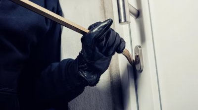 Məmurun evindən 340 min pul oğurlandı - Oğlunun sevgilisi həbs edildi