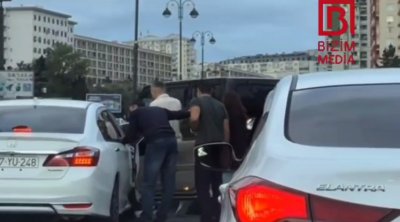 Bakıda HƏYƏCANLI ANLAR – Avtomobildə döyülən qadın digər sürücülərdən kömək istədi – ANBAAN VİDEO