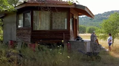 "Kurtlar Vadisi"nin məşhur aktyoru indi daxmada yaşayır - FOTO