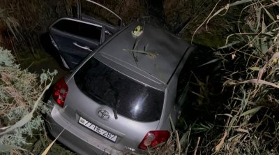 Kürdəmirdə avtomobil su kanalına düşdü, xəsarət alanlar var - FOTO