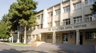 Bu məktəbin rus bölməsində riyaziyyat fənni niyə Azərbaycan dilində keçirilir?