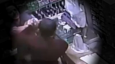 Bakıda qadın satıcı marketə girən oğru ilə əlbəyaxa oldu - Video