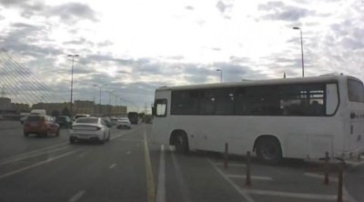 Avtobus sürücüsü sərnişinlərin həyatını təhlükəyə atdı - VİDEO