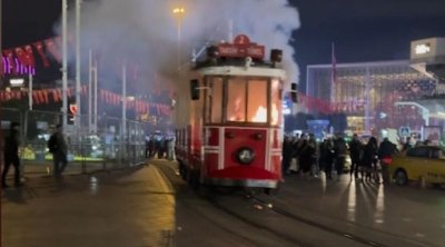 İstanbulun məşhur tramvayı yandı - VİDEO
