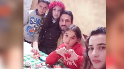 Üç uşaq anası 31 yaşında attestat aldı - Qızı ilə sinif yoldaşı olub - FOTO