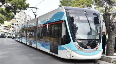 Qulaqçıq taxan gənc qız az qala tramvayın altına düşmüşdü - ANBAAN VİDEO
