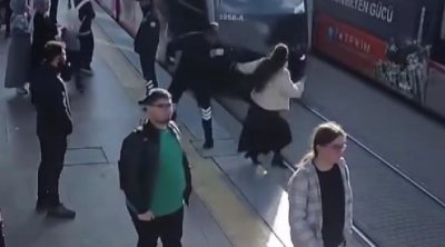 Gənc qız tramvayın altına düşməkdən son anda xilas oldu - ANBAAN VİDEO