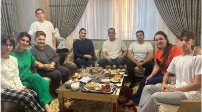 Gülyanaq Türkmənistanın Xalq artistini evində qonaq etdi - VİDEO