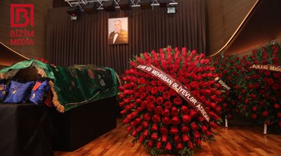 Prezident və xanımı Ramiz Quliyevlə vida mərasiminə əklil göndərdi - FOTO