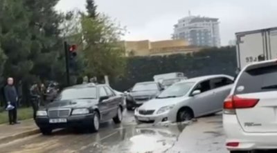 Bakıda avtomobil çuxura düşdü, tıxac yarandı – VİDEO