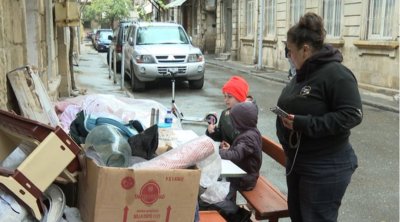 Dörd gündür küçədə gecələyən ailə aidiyyəti ünvana YERLƏŞDİRİLDİ