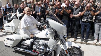 Roma Papasının motosikleti hərracda satıldı - FOTO