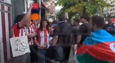 Həmyerlilərimiz azarkeşlərdən qondarma rejimin “bayrağı”nı alıb zibil qutusuna atdılar - ANBAAN VİDEO
