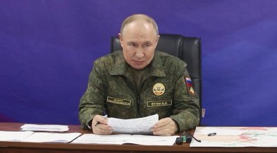 Putin hərbi geyimdə komandanlarla müşavirə keçirdi - VİDEO