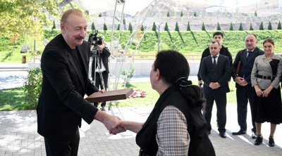 İlham Əliyev Horovlu kəndinin sakinlərinə mənzillərin açarlarını təqdim etdi