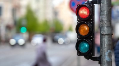 İşıqforda mübahisə edən sürücü həmkarını güləş fəndi ilə yerə sərdi