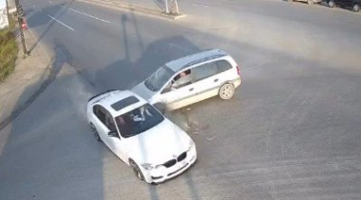 Yüksək sürətlə hərəkət edən “BMW” ağır qəza törətdi – ANBAAN VİDEO