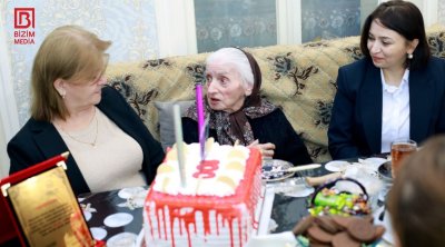 100 yaşını qeyd edən müəllimə həmkarlarından XOŞ SÜRPRİZ – FOTO