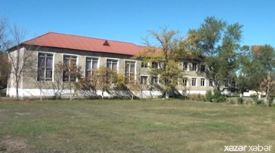 Bu məktəbdə dərslər dəhlizdə keçirilir - VİDEO