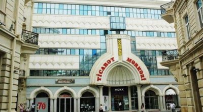 Ticarət mərkəzinin qarşısında təbii ehtiyacını ödəyən gənc CƏRİMƏLƏNDİ: "Böyrəklərimdə problem var"