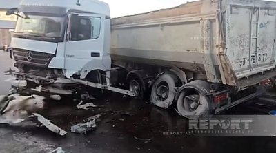 Abşeronda yük maşını idarəetmədən çıxaraq məhəccərlərə çırpıldı