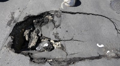 Bakıda sürücü dağılmış asfaltı özü yamadı - VİDEO