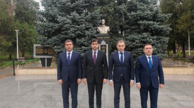 Azərbaycan nümayəndə heyəti Buxarestdə Heydər Əliyevin büstünü ziyarət etdi – FOTO