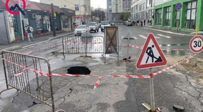 Badamdarda yol çökdü – FOTO/VİDEO