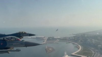 Türkiyə MN Bakıda hərbi paradda F-16-dan çəkilmiş görüntülərı yaydı - VİDEO
