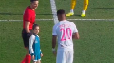 Topa ilk toxunuşu Gəncə terrorunda hər iki valideynini itirən Nilay etdi - VİDEO