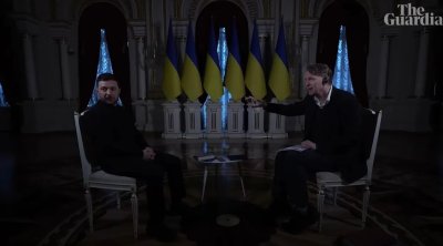 Zelenskinin müsahibəsi zamanı iki dəfə elektrik kəsildi – VİDEO