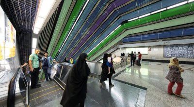 Tehran metrosunda etiraz: Pəhləvi sülaləsinin bayrağı dalğalandırıldı – VİDEO