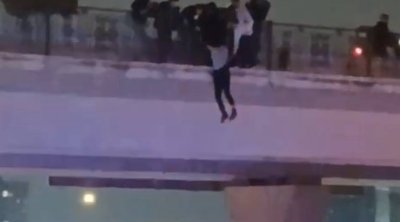 "20 Yanvar" körpüsündən özünü atmaq istəyən şəxs belə xilas edildi - ANBAAN VİDEO